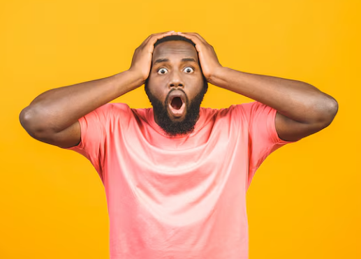 Hombre sorprendido con las manos en la cabeza